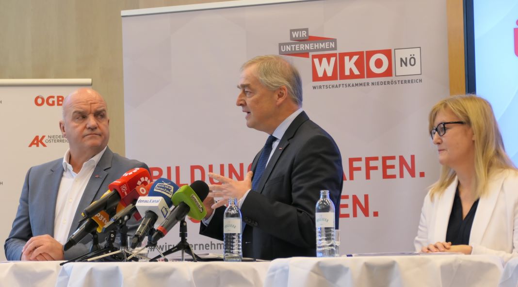 (v.l.n.r.): AKNÖ-Präsident Markus Wieser, WKNÖ- Vize-Präsident Christian Moser und AMS NÖ-Landesgeschäftsführerin Sandra Kern bei der Pressekonferenz in St. Pölten (Bildquelle: Thomas Resch)