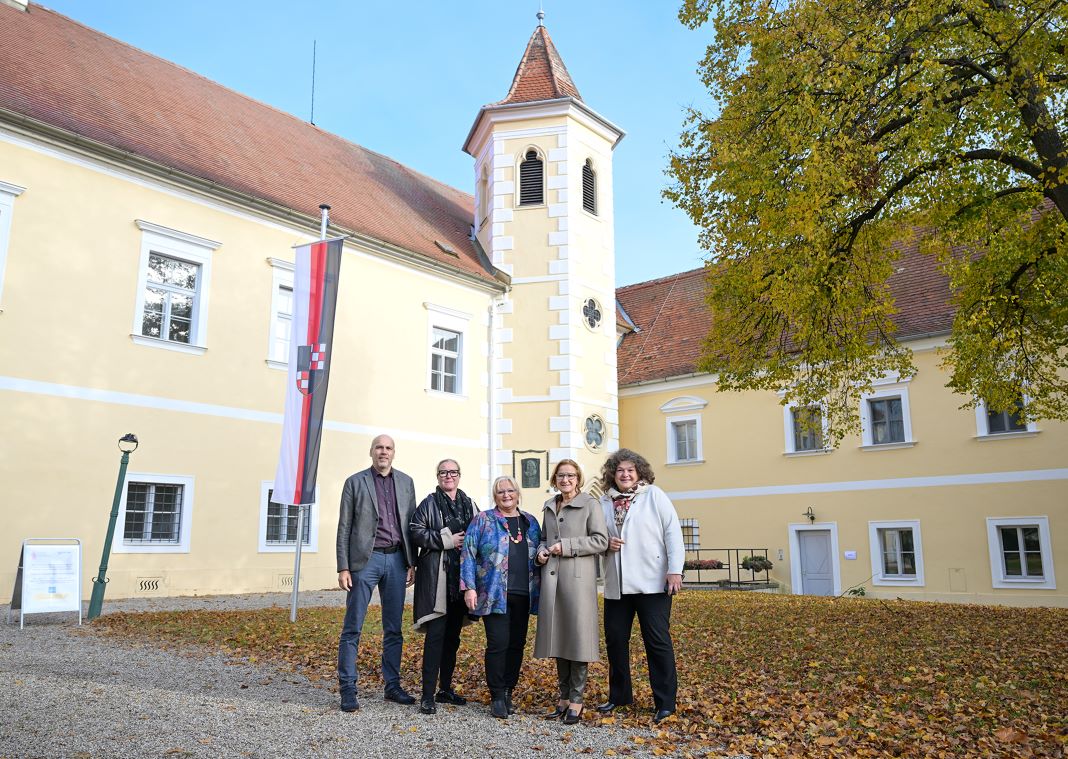 (v.l.n.r.) : Vizebürgermeister Franz Buchberger, ecoplus Prokuristin Petra Patzelt, Edith Mandl, Geschäftsführerin der Schloss-Atzenbrugg GesmbH, Landeshauptfrau Johanna Mikl-Leitner und Bürgermeisterin Beate Jilch <small> (Bildquelle: NLK/Burchhart) </small>