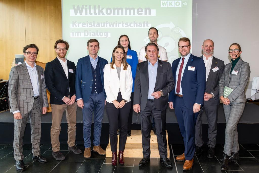 Bei der Veranstaltung „Kreislaufwirtschaft im Dialog“ in der WKNÖ-Zentrale (v.l.n.r.): Miraplast-Geschäftsführer Markus Brunnthaler, Stabstellenleiter für Energiestrategie und Kreislaufwirtschaft Eli Widecki (Baumit), Vöslauer-Geschäftsführer Herbert Schlossnikl, Corporate Responsibility-Leiterin Manuela Schneider (Tchibo/Eduscho Austria), WKNÖ-Nachhaltigkeitskoordinatorin Manuela Klaushofer, WKNÖ-Präsident Wolfgang Ecker, Junior-Chef Peter Lechner (Bäckerei Lechner), Florian Kamleitner (Plattform für Green Transformation & Bioökonomie, ecoplus), Leiter für Abfallmanagement & Umwelt Thomas Kasper (PORR Umwelttechnik GmbH) und Karin Huber-Heim (Executive Director Circular Economy Forum Austria)