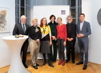 ecoart Ausstellungseröffnung mit Kunstschaffenden aus Niederösterreich und Ungarn (v.l.n.r.): ecoplus Geschäftsführer Helmut Miernicki, Kuratorin Judith P. Fischer, Irene Wölfl, Viktoria Körösi, Martina Pruzina, János Szurcsik und LAbg. Kurt Hackl (Bildquelle: Jana Madzigon)