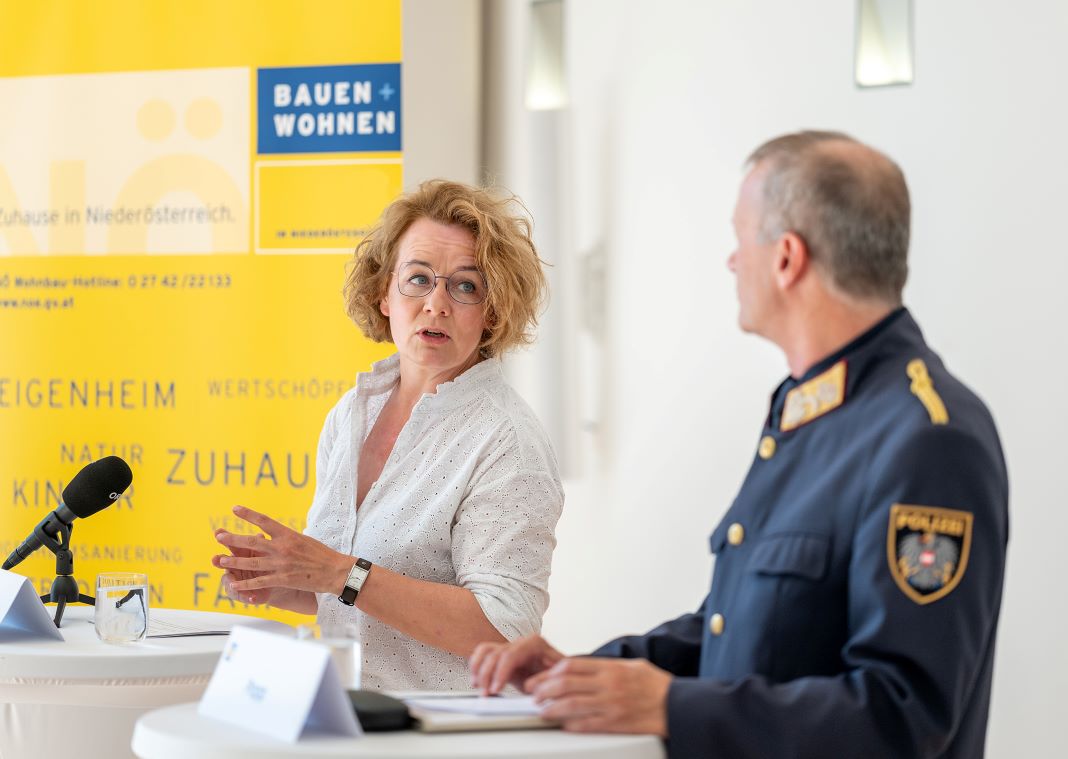 Wohnbau-Landesrätin Christiane Teschl-Hofmeister und Landespolizeidirektor Franz Popp bei der Pressekonferenz zum Thema „Sicheres Wohnen“ in NÖ (Bildquelle: NLK/Burchhart)