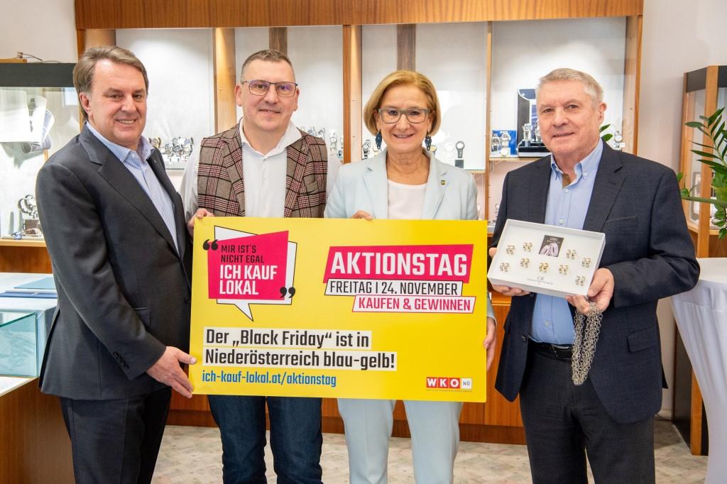 (v.l.n.r.): WKNÖ-Präsident Wolfgang Ecker, Johannes Raderer (J. Raderer KG), Landeshauptfrau Johanna Mikl-Leitner und Johann Raderer (J. Raderer KG)