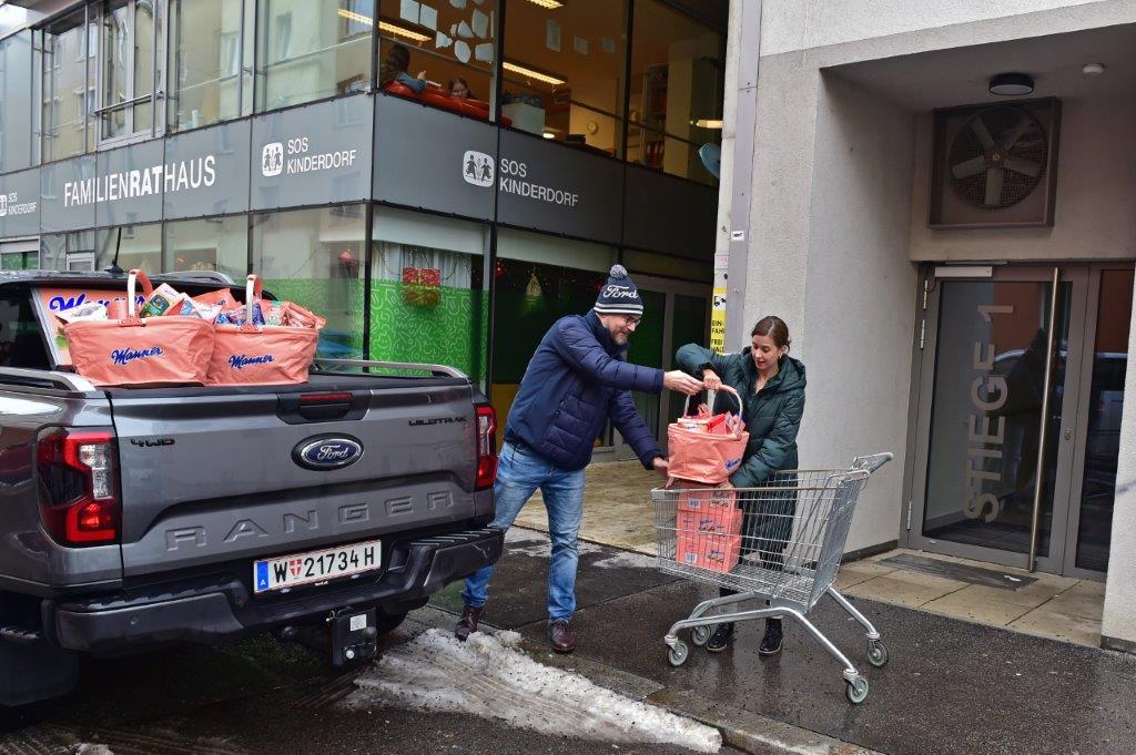 Ein weihnachtliches Dreierlei: Ford, Manner und das SOS Kinderdorf kooperieren für ein Kinderlächeln (Bildquelle: Ford Motor Company Austria GmbH)