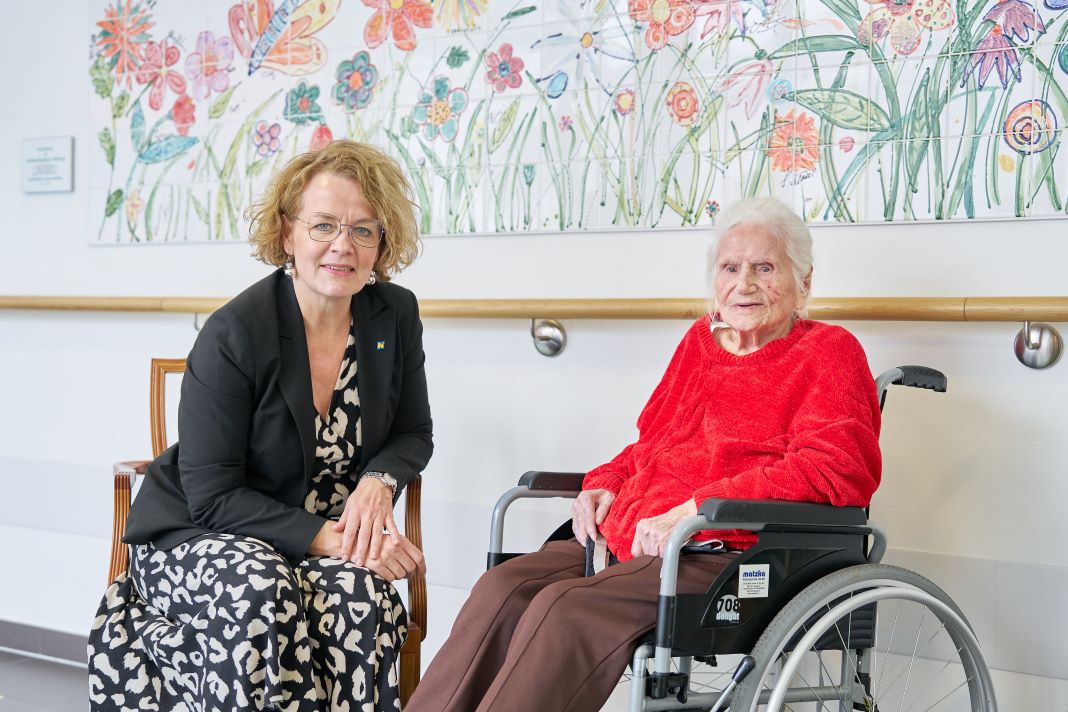 Landesrätin Christiane Teschl-Hofmeister und Erna Steinschauer (101 Jahre) aus dem PBZ Mödling (Bildquelle: NÖ LGA/ Philipp Monihart)
