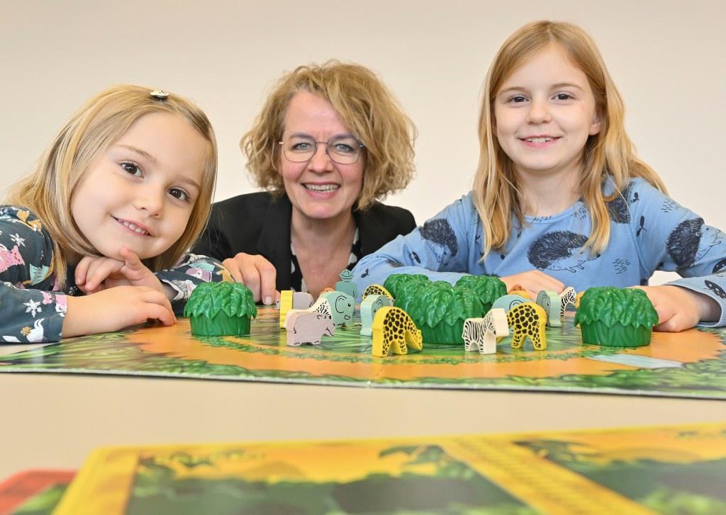 Familien-Landesrätin Christiane Teschl-Hofmeister freute sich mit Margaretha und Frieda über das gelungene NÖ Spielefest 2023