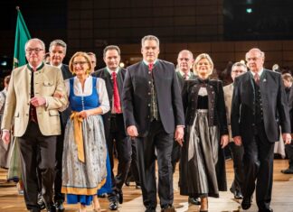 Über 4.000 Besucher beim 80. NÖ Bauernbundball NÖ Bauernbundobmann LH-Stv. Stephan Pernkopf, Ballobmann Stefan Jauk, Landeshauptfrau Johanna Mikl-Leitner, Landwirtschaftsminister Norbert Totschnig, Bundeskanzler Karl Nehammer, Verteidigungsministerin Klaudia Tanner und LH a.D Erwin Pröll bei der Eröffnung (Bildquelle: NÖ Bauernbund)