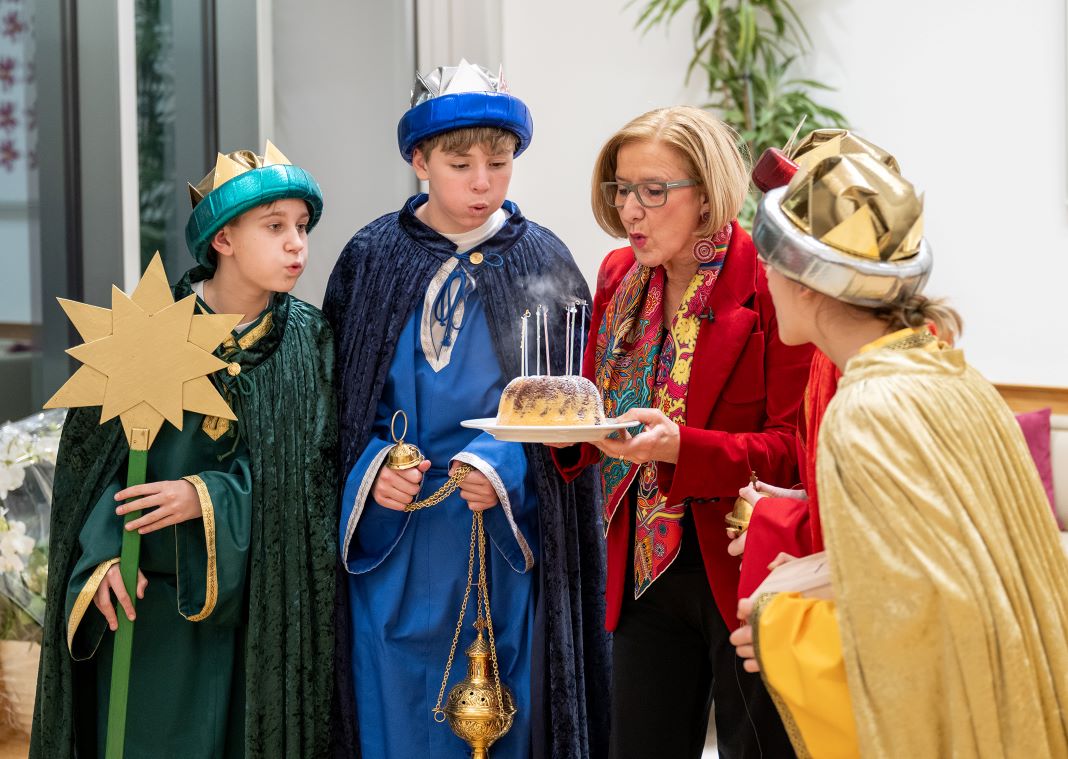 Landeshauptfrau Johanna Mikl-Leitner feierte gemeinsam mit den Heiligen Drei Königen aus Wieselburg das 70-Jahr Jubiläum der Sternsingeraktion (Bildquelle: NLK/Burchhart)