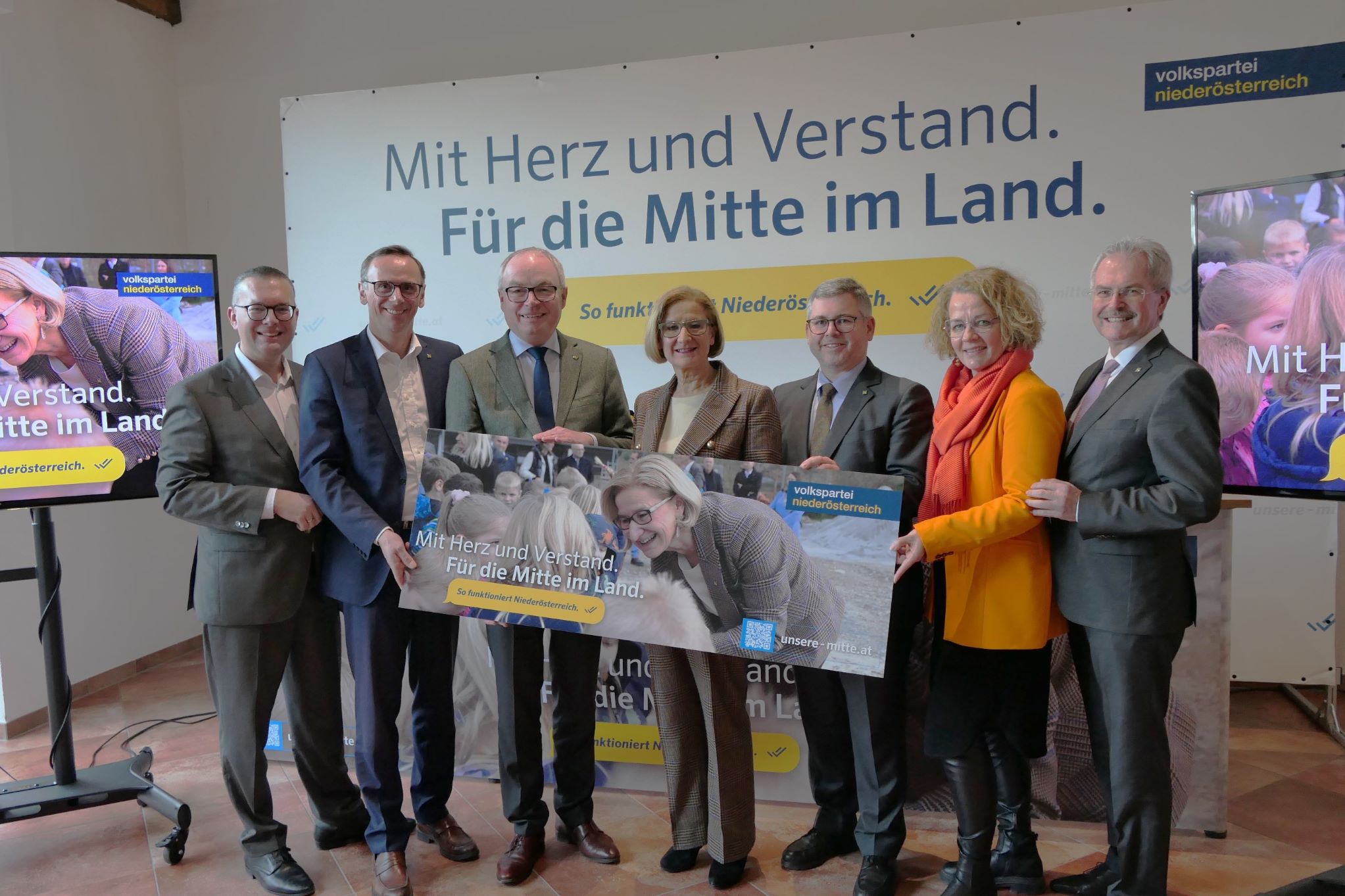 Das Team der Volkspartei Niederösterreich im Rahmen der Arbeitsklausur in Retz: (v.l.n.r.): VPNÖ - Landesgeschäftsführer Matthias Zauner, Klubobmann Jochen Danninger, LH-Stellvertreter Stephan Pernkopf, Landeshauptfrau Johanna Mikl-Leitner, Landesrat Ludwig Schleritzko, Landesrätin Christiane Teschl-Hofmeister und Landtagspräsident Karl Wilfing <small>(Bildquelle: Thomas Resch)</small>