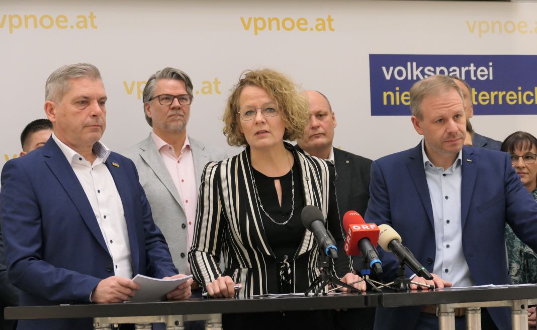 (v.l.n.r.): Josef Hager, Spitzenkandidat NÖAAB-FCG, NÖAAB Landesobfrau Christiane Teschl-Hofmeister und FCG NÖ Landesvorsitzender Matthias Deiser bei der Pressekonferenz in St. Pölten (Bildquelle: Thomas Resch)