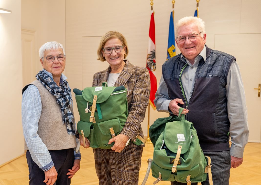 Landeshauptfrau Johanna Mikl-Leitner mit Anneliese und Johann Böswarth aus Neulengbach freuen sich über die tollen Winter-Angebote für Senioren in Niederösterreich (Bildquelle: NLK/Burchhart)