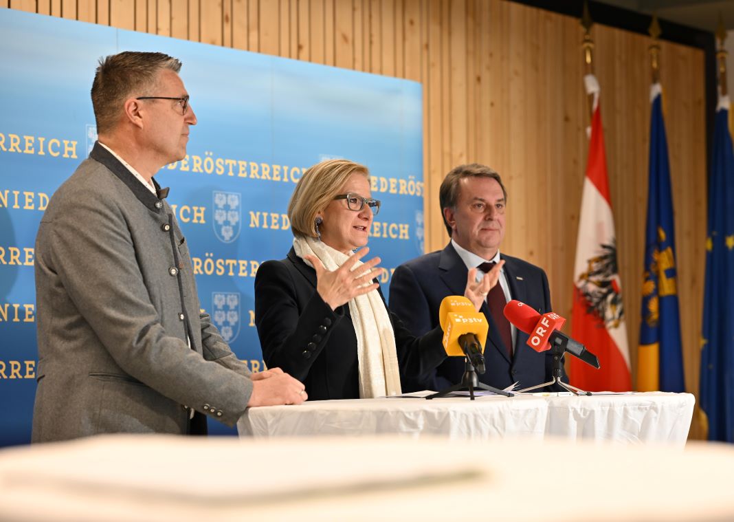 (v.l.n.r.): Bürgermeister Bernhard Kerndler, Landeshauptfrau Johanna Mikl-Leitner und Wirtschaftskammer NÖ Präsident Wolfgang Ecker bei der Pressekonferenz in Krummnußbaum (Bildquelle: NLK/Filzwieser)