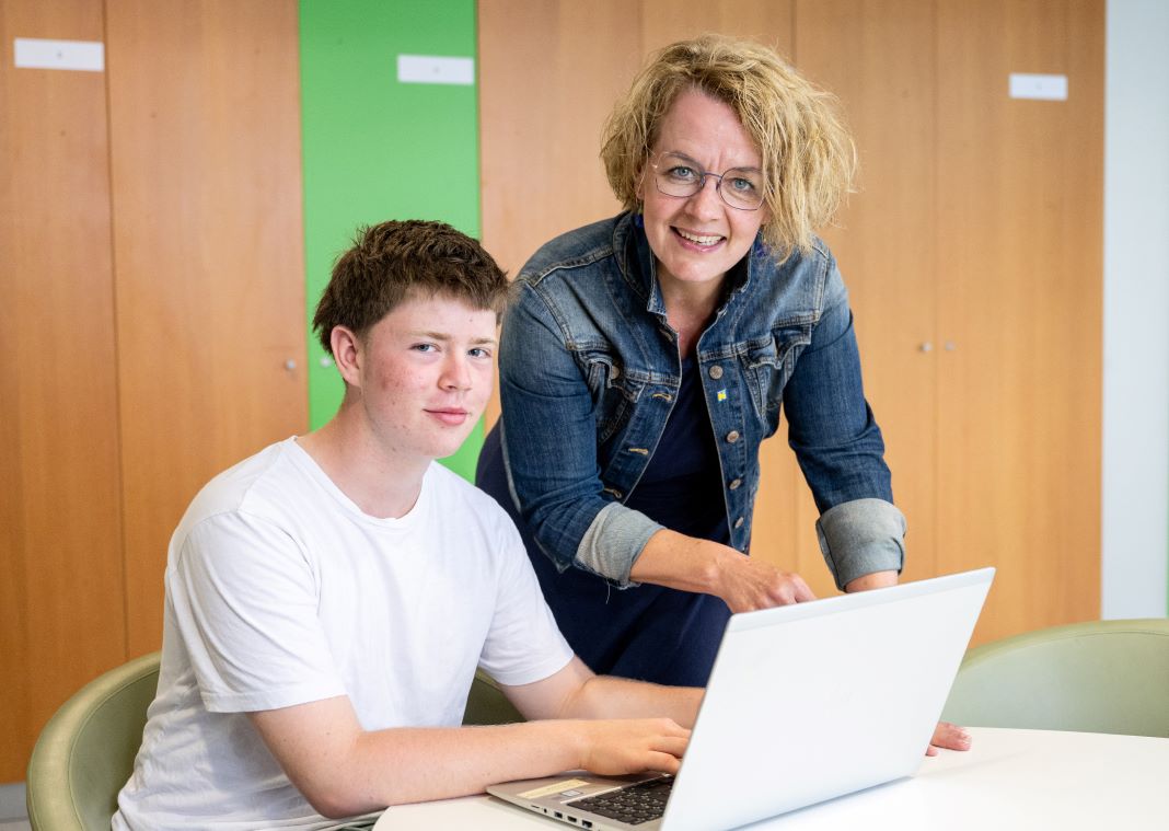 Familien-Landesrätin Christiane Teschl-Hofmeister und Schüler Max freuen sich über das kostenlose Angebot der digitalen Lernbegleitung (Bildquelle: NLK/Burchhart)