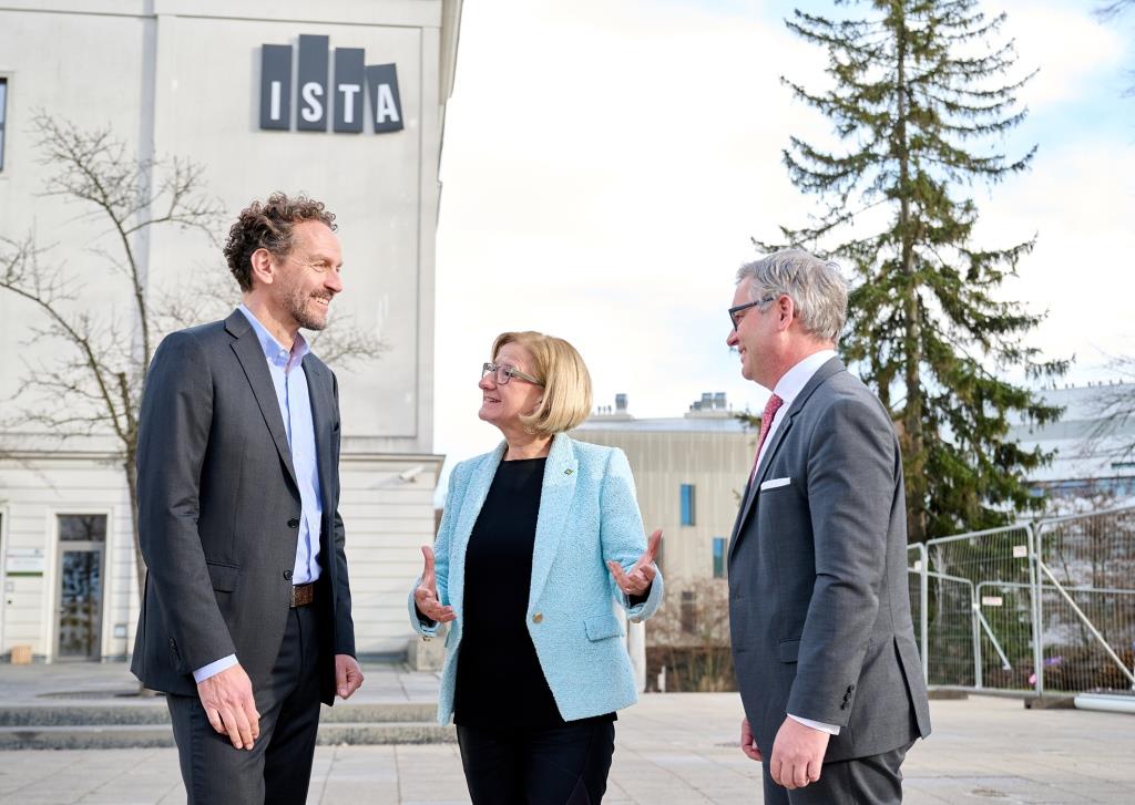 (v.l.n.r.): ISTA-Präsident Martin Hetzer, Landeshauptfrau Johanna Mikl-Leitner und Finanzminister Magnus Brunner vor dem Institute of Science and Technology Austria in Klosterneuburg (Bildquelle: NLK/Pfeiffer)