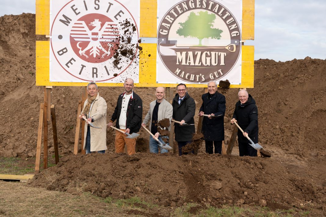 (v.l.n.r.): Bürgermeister Andreas Pataki, Dalibor und Dusan Mazgut, ecoplus Aufsichtsratsvorsitzender Jochen Danninger, Bundesrat a.D. Walter Mayr und ecoplus Geschäftsführer Helmut Miernicki beim Spatenstich im ecoplus Wirtschaftspark Marchegg (Bildquelle: Brigitte Gradwohl )