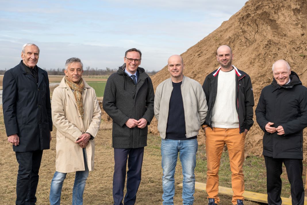 (v.l.n.r.): Walter Mayr, Bürgermeister Andreas Pataki, ecoplus Aufsichtsratsvorsitzender Jochen Danninger, Dalibor und Dusan Mazgut (Gartengestaltung Mazgut) und ecoplus Geschäftsführer Helmut Miernicki freuen sich über die Betriebsansiedelung im ecoplus Wirtschaftspark Marchegg <small>(Bildquelle: Brigitte Gradwohl )</small>