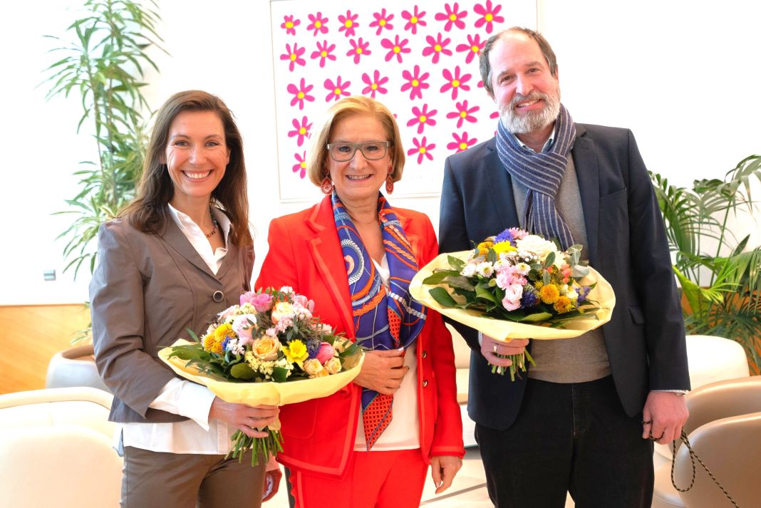 (v.l.n.r.): Marion Wallner (Landesleitung RAINBOWS), Landeshauptfrau Johanna Mikl-Leitner und Thomas Wick (SOS-Kinderdorf-Leiter) freuen sich über die große Spendenbereitschaft anlässlich des 60. Geburtstages von Landeshauptfrau Johanna Mikl-Leitner (Bildquelle: VPNÖ)