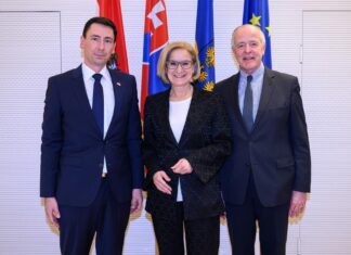 Landeshauptfrau traf slowakischen Botschafter (v.l.n.r.): Botschafter Jozef Polakovič (Slowakei), Landeshauptfrau Johanna Mikl-Leitner und Unternehmer Veit Schmid-Schmidsfelden (Bildquelle: NLK/Burchhart)