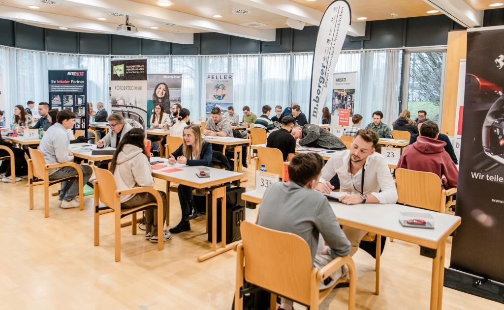 38 Unternehmen. Fünf Schulen. 180 Jugendliche. Das erste Lehrlings-Speed-Dating in Mödling war ein voller Erfolg (Bildquelle: Michaela Habinger)