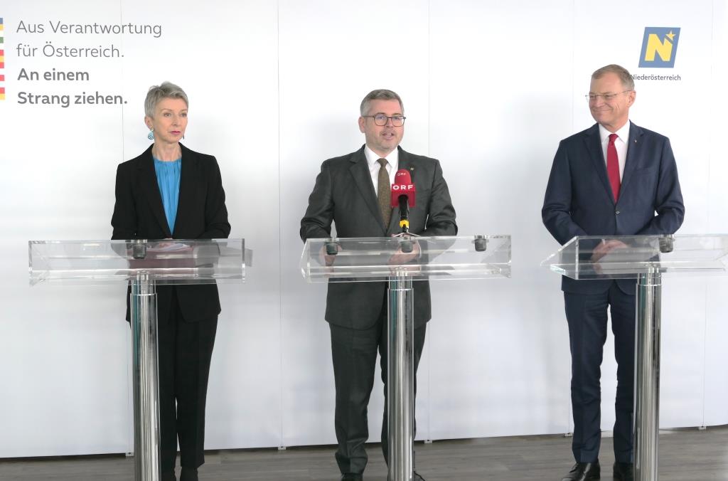 (v.l.n.r.): LH-Stellvertreterin Gaby Schaunig (Kärnten), NÖ Finanzlandesrat Ludwig Schleritzko und OÖ Landeshauptmann Thomas Stelzer bei der Pressekonferenz in Horn (Bildquelle: Thomas Resch)