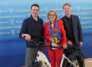 NÖ startet mit Felix Neureuther in die neue Radsaison (v.l.n.r.): NÖ Radbotschafter Felix Neureuther, Landeshauptfrau Johanna Mikl-Leitner und der Geschäftsführer der NÖ Werbung Michael Duscher präsentierten die Neuheiten zur Radsaison 2024 in Niederösterreich (Bildquelle: Thomas Resch)