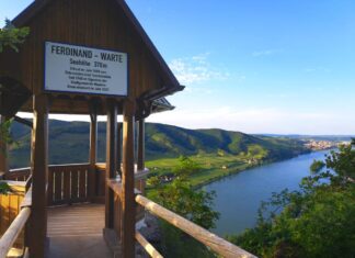 Neuer Erlebnisweg zur Ferdinand-Warte Die Ferdinand-Warte im Dunkelsteinerwald bietet einen atemberaubenden 180 Grad Ausblick auf die Donau und die Wachau (Bildquelle: Stadgemeinde Mautern)