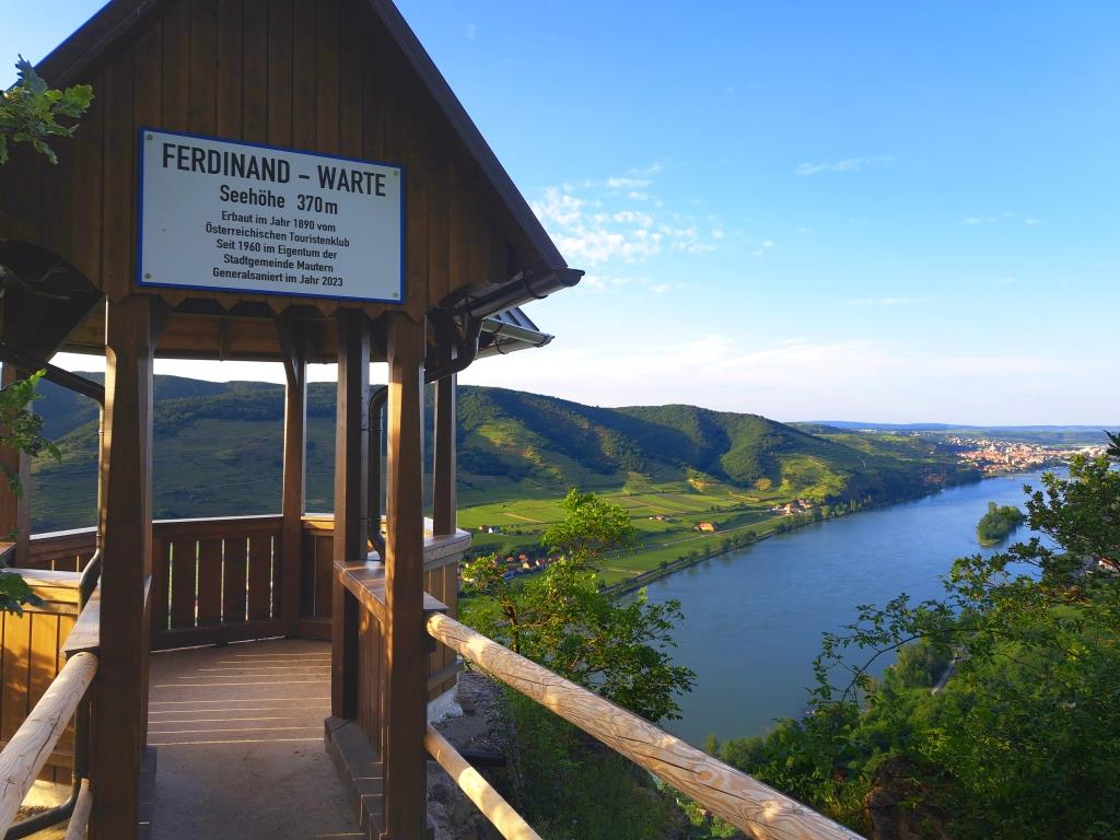 Die Ferdinand-Warte im Dunkelsteinerwald bietet einen atemberaubenden 180 Grad Ausblick auf die Donau und die Wachau (Bildquelle: Stadgemeinde Mautern)