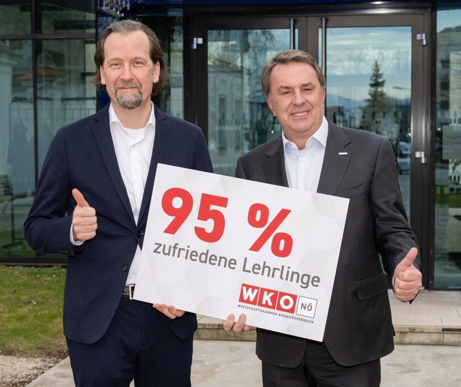 (v.r.n.l.): WKNÖ-Präsident Wolfgang Ecker und Dr. Thomas Angerer freuen sich über die große Zufriedenheit unter den niederösterreichischen Lehrlingen (Bildquelle: Andreas Kraus)