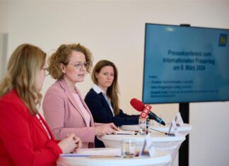 Weltfrauentag: NÖ setzt zahlreichen Initiativen und Aktionen (v.l.n.r.): Landesrätin Ulrike Königsberger-Ludwig, Landesrätin Christiane Teschl-Hofmeister und Elisabeth Cinatl bei der Pressekonferenz zum Weltfrauentag am 8. März (Bildquelle: NLK/Pfeiffer)