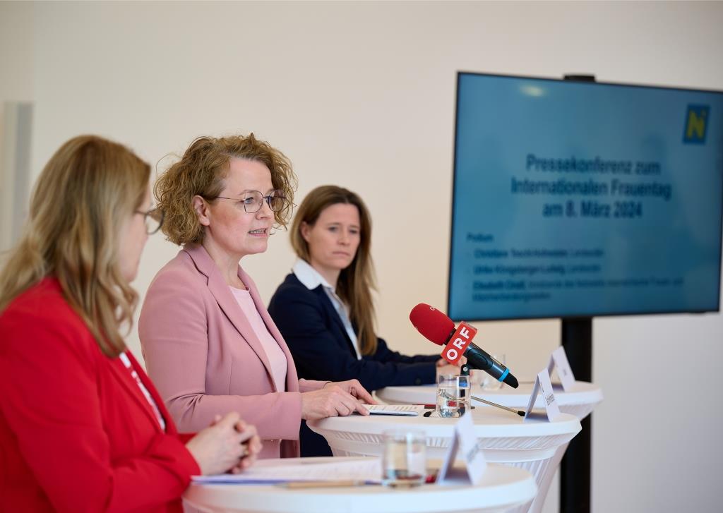 (v.l.n.r.): Landesrätin Ulrike Königsberger-Ludwig, Landesrätin Christiane Teschl-Hofmeister und Elisabeth Cinatl bei der Pressekonferenz zum Weltfrauentag am 8. März (Bildquelle: NLK/Pfeiffer)