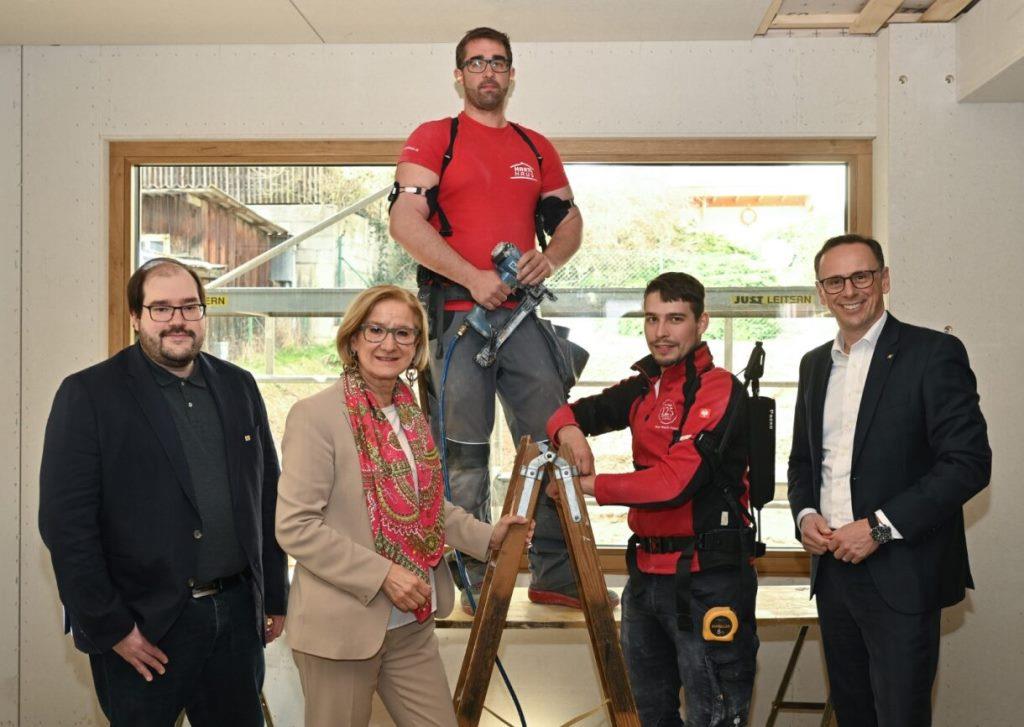 (v.l.n.r.): Yves Suter, Geschäftsführer Hartl Haus, Landeshauptfrau Johanna Mikl-Leitner, Mitarbeiter Hartl Haus und ecoplus Aufsichtsratsvorsitzender Jochen Danninger bei Baustellenbesuch auf einer Baustelle in Zwettl (Bildquelle: NLK/Filzwieser)