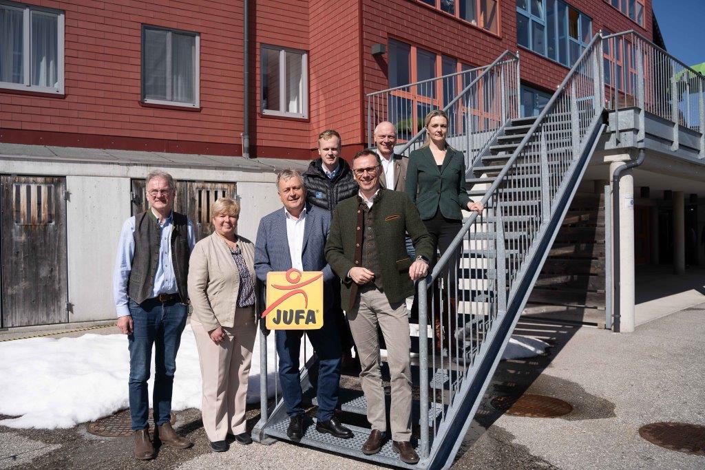 (v.l.n.r.): Friedrich Fahrnberger (Bürgermeister Göstling/Ybbs), Kirsten Hafner (Jufa), Gerhard Wendl (Vorstandsvorsitzender JUFA Hotels), Markus Redl (Geschäftsführer ecoalpin), Jochen Danninger (ecoplus Aufsichtsratsvorsitzender, KO), Helmut Miernicki (Geschäftsführer ecoplus) und Claudia Glück-Hofbauer (Geschäftsführerin Höhentrainingszentrum Hochkar GmbH)