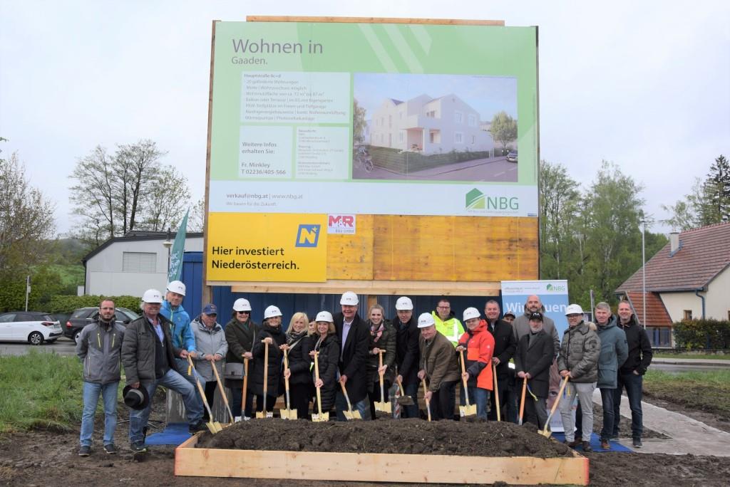 Landtagsabgeordnete Marlene Zeidler-Beck, Vizebürgermeisterin Christine Kraus, Bürgermeister Anton Jenzer und NBG Dir. Martin Schuster beim Spatenstich in Gaaden (Bildquelle: NBG)