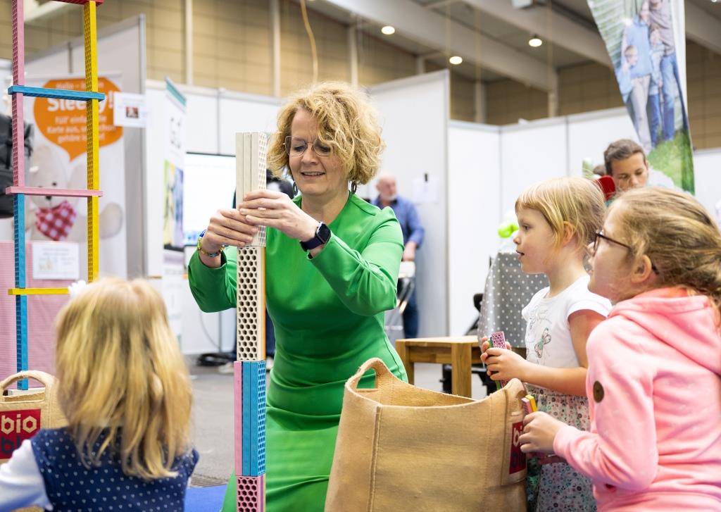 Familien-Landesrätin Christiane Teschl-Hofmeister bei ihrem Besuch des Standes der NÖ Familienland GmbH auf der Familienmesse FAMILY+ <small> (Bildquelle: NLK/Pfeffer) </small>