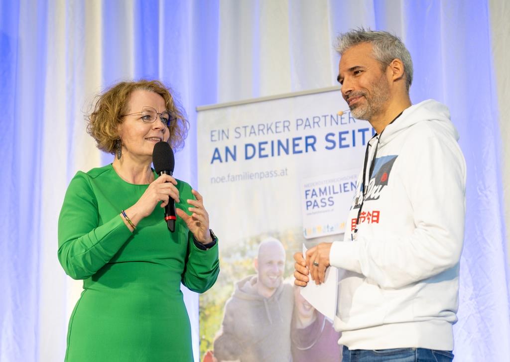 Familien-Landesrätin Christiane Teschl-Hofmeister und Moderator Roman Dallamassl bei der Eröffnung der Familienmesse FAMILY+ in Tulln (Bildquelle: NLK/Pfeffer)