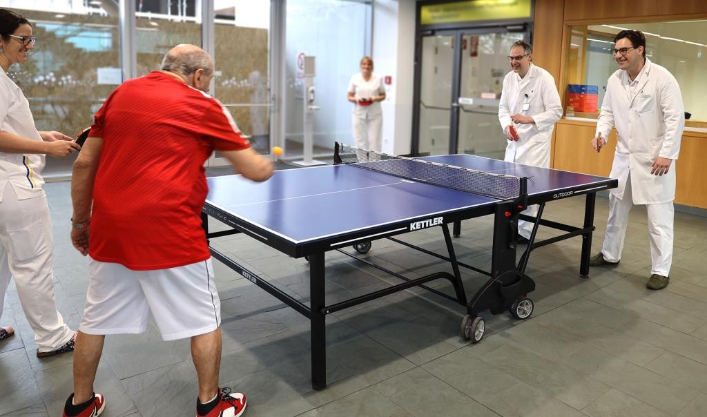 Neue Behandlungsmethode der Parkinson-Erkrankung am Universitätsklinikum Tulln etabliert: Prim. Assoz. Prof. PD Dr. Walter Struhal, OA Dozent Dr. Thomas Foki und Stationsleiterin Isabella Eder mit Patient Leopold Köller beim Tischtennisspiel (Bildquelle:UK Tulln / Viola Hirschbec )