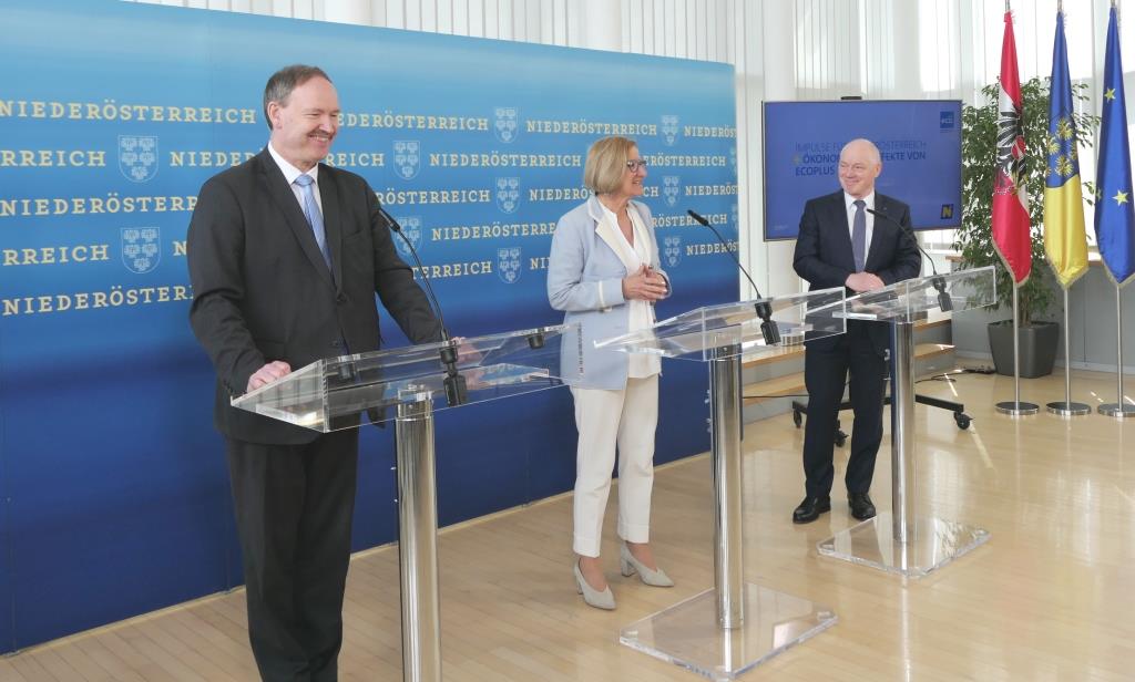 (v.l.n.r.): Christian Helmenstein, Geschäftsführer Economica Institut für Wirtschaftsforschung, Landeshauptfrau Johanna Mikl-Leitner und ecoplus Geschäftsführer Helmut Miernicki bei der Pressekonferenz in St. Pölten (Bildquelle: Thomas Resch)