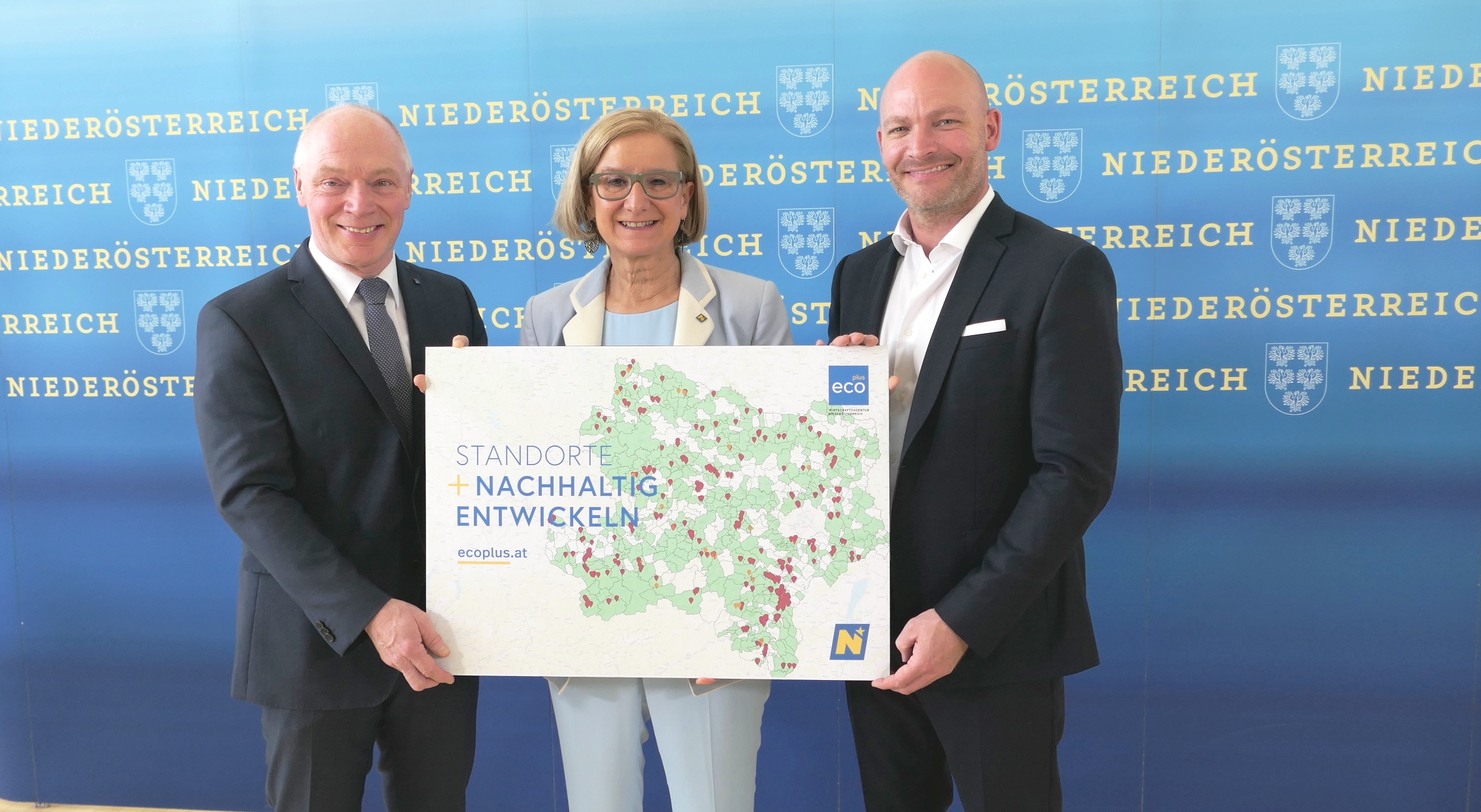 Informierten über die nachhaltige Entwicklung von Brachflächen: (v.l.n.r.): ecoplus-Geschäftsführer Helmut Miernicki, Landeshauptfrau Johanna Mikl-Leitner und Unternehmer Ludwig Josef Starkl <small>(Bildquelle: Thomas Resch)</small>