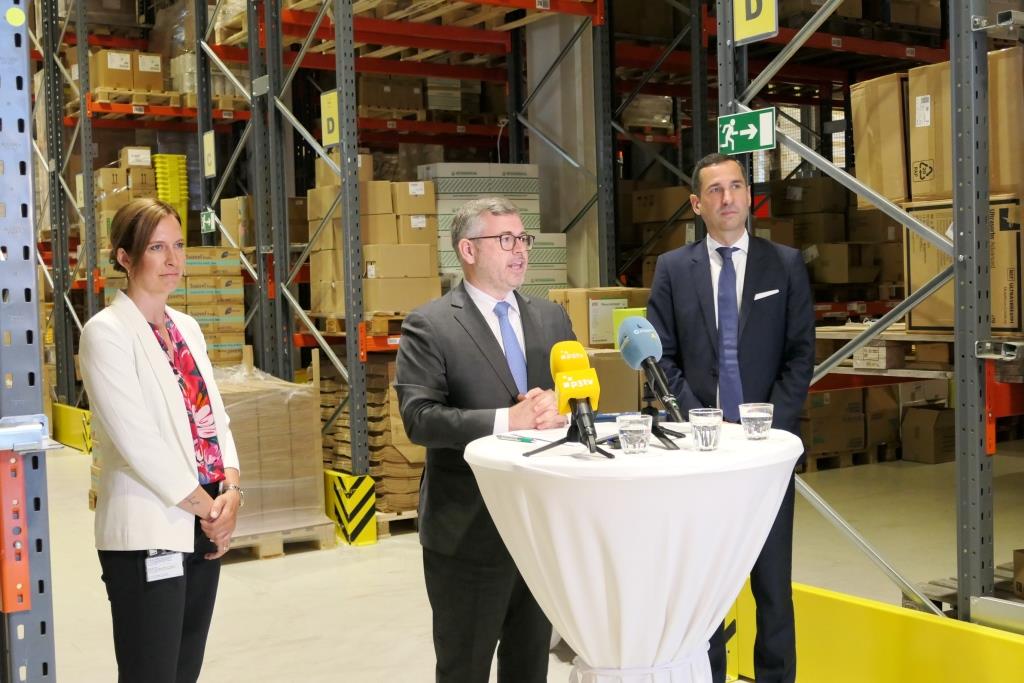 (v.l.n.r.): Jacqueline Kreismayr (Leitung Logistik NÖ LGA), Landesrat Ludwig Schleritzko und der kaufmännische Direktor des UK St. Pölten Bernhard Kadlec beim Pressegespräch im Logistikzentrum St. Pölten (Bildquelle: Thomas Resch)