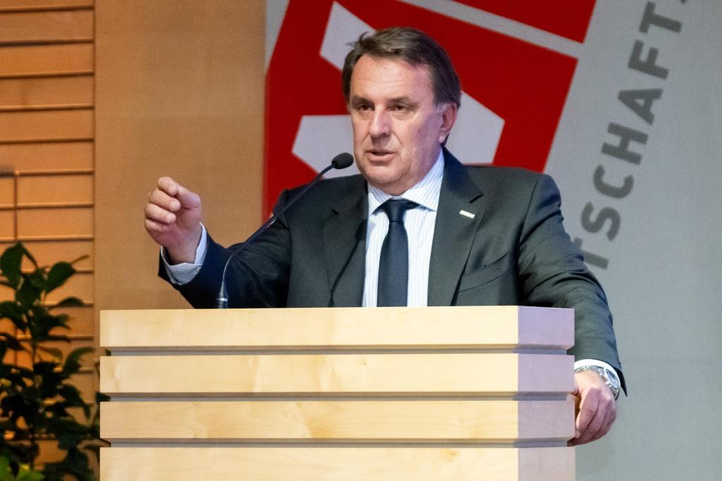 Wirtschaftskammer NÖ-Präsident Wolfgang Ecker bei seiner Grundsatzrede vor dem Wirtschaftsparlament der Wirtschaftskammer NÖ im Mai 2024 <small>(Bildquelle: Andreas Kraus)</small>