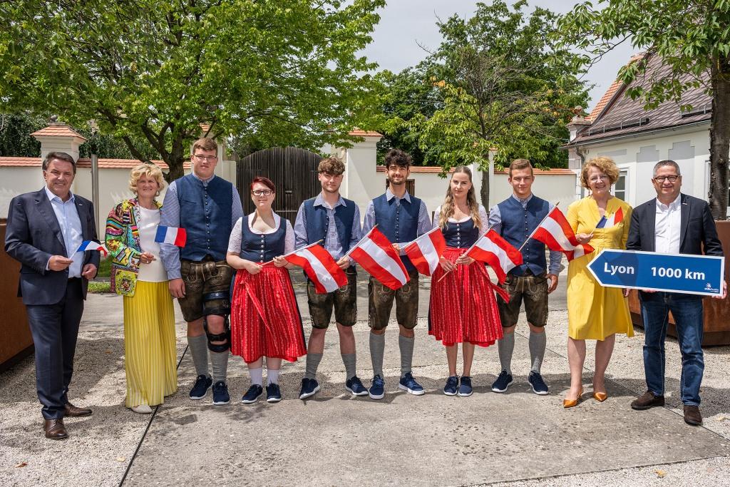 (v.l.n.r.): Wolfgang Ecker, Präsident der Wirtschaftskammer NÖ, WKNÖ-Direktor-Stv. Sandra Höfer, Christoph Kurz, Charline Labes, Fabian Schweiger, Samuel Engel, Carina Kern, Stefan Huber, NÖ Bildungslandesrätin Christiane Teschl-Hofmeister und WKNÖ-Vizepräsident Thomas Schaden