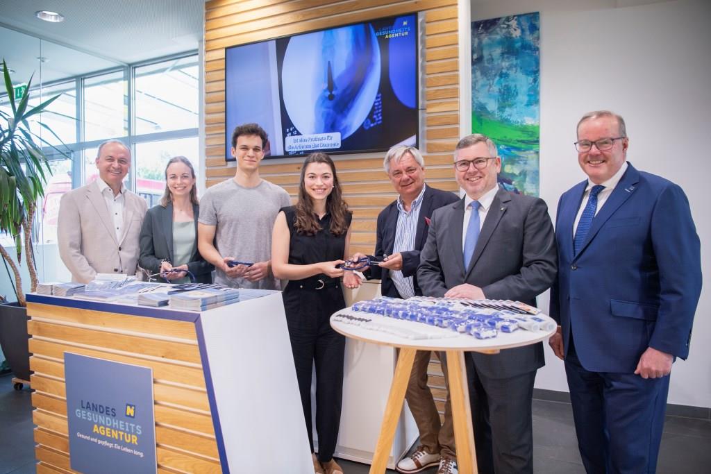 (v.l.n.r): Konrad Kogler NÖ LGA Vorstand, Theresa Braunsteiner (KL), Dominik Riss (MedUni Wien), Marlene Rotter (MedUni Wien), Dr. Markus Klamminger Direktor für Medizin und Pflege, Landesrat Ludwig Schleritzko und Andreas Achatz Geschäftsführer der Personalservice GmbH