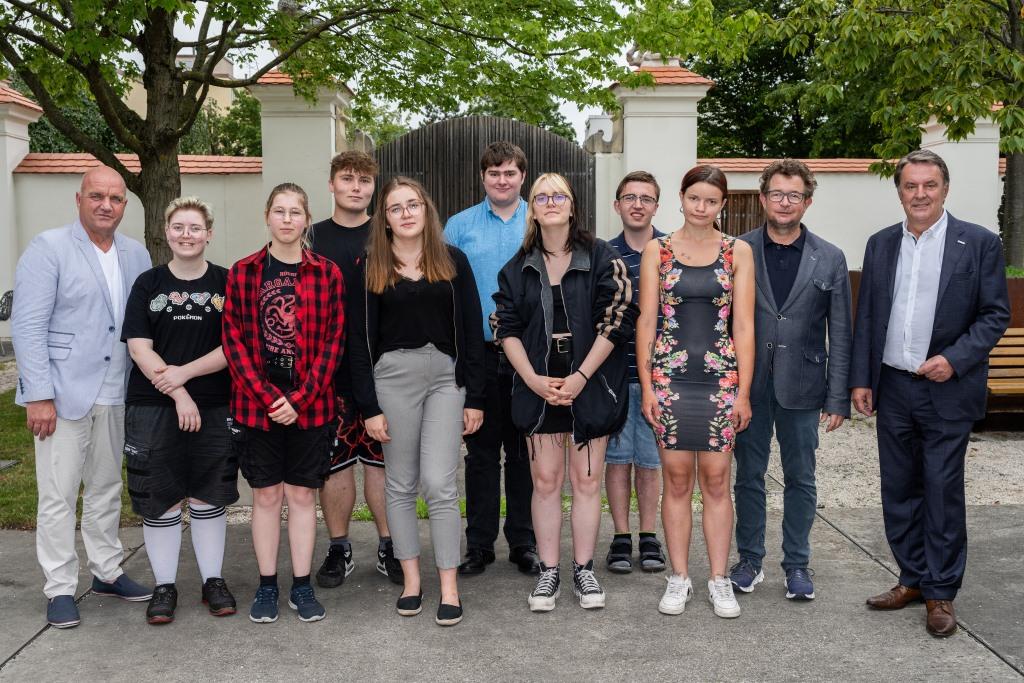 (v.l.n.r.): AK NÖ-Präsident Markus Wieser, Marissa Mühl, Lisa Marie Rath, Lukas Capek, Emily Schibich, Simon Spacil, Claudia Spilhacek, Tobias Höfling, Verena Schweitzer, Intendant Zeno Stanek und WKNÖ-Präsident Wolfgang Ecker