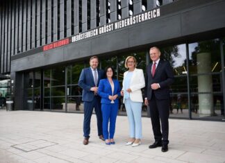 Oberösterreich übernimmt Vorsitz in der LH-Konferenz (v.l.n.r.): Bundesratspräsident Franz Ebner, Bundesratspräsidentin a. D. Margit Göll, Landeshauptfrau Johanna Mikl-Leitner und Landeshauptmann Thomas Stelzer vor dem Linzer Musiktheater (Bildquelle: NLK/Pfeiffer)