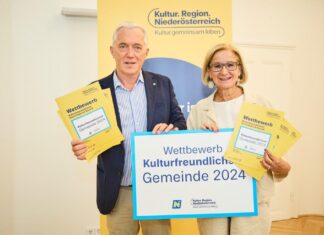 Niederösterreich sucht die „Kulturfreundlichste Gemeinde“ Freuen sich auf zahlreiche Einreichungen: Landeshauptfrau Johanna Mikl-Leitner und Kultur.Region.Niederösterreich-Geschäftsführer Martin Lammerhuber (Bildquelle: Franz Gleiß)