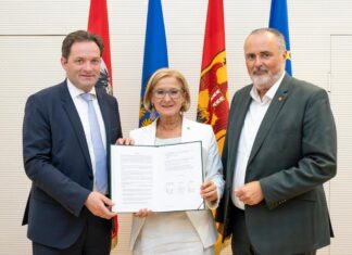 Gemeinsam für Wasserressourcen in der Ostregion Landeshauptfrau Johanna Mikl-Leitner, Bundesminister Norbert Totschnig (li.) und Landeshauptmann Hans Peter Doskozil (re.) haben eine Grundsatzvereinbarung zur Sicherung der Wasserressourcen im Osten unterzeichnet (Bildquelle: NLK/Pfeffer)