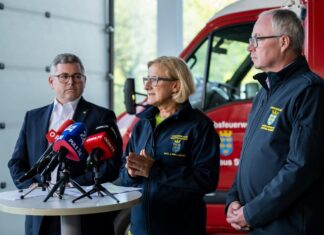 Hochwasserkatastrophe NÖ: Landesregierung gibt 75 Millionen Euro frei Informierten über den Katastrophenfonds: (v.l.n.r.): Landesrat Ludwig Schleritzko, Landeshauptfrau Johanna Mikl-Leitner und LH-Stellvertreter Stephan Pernkopf (Bildquelle: NLK/Pfeffer)