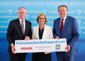 Details zum Polizeisicherheitszentrum NÖ präsentiert (v.l.n.r.): Bundesminister Gerhard Karner, Landeshauptfrau Johanna Mikl-Leitner und Bürgermeister Matthias Stadler stellten in St. Pölten das neue Projekt vor (Bildquelle: NLK/Pfeiffer)