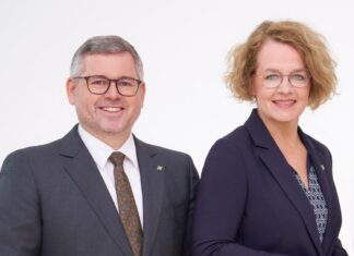 NÖ Gesundheitseinrichtungen: 418 Millionen Investitionen für die Sicherheit Landesrat Ludwig Schleritzko und Landesrätin Christiane Teschl-Hofmeister freuen sich über die Investitionen in die Sicherheit der NÖ Kliniken und Pflege- und Betreuungszentren (Bildquelle: Monihart)