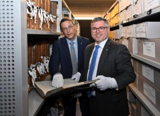 Neue Förderinitiative für Gemeindearchive präsentiert (v.l.n.r.): Archivdirektor Dr. Roman Zehetmayer und Landesrat Ludwig Schleritzko präsentierten in St. Pölten die Förderinitiative Gemeindearchive 2025-2026 (Bildquelle: NLK Burchhart)
