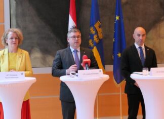 Gesundheitspakt NÖ: Statement zu künftiger Spitalsstruktur (v.l.n.r.): Landesrätin Christiane Teschl-Hofmeister, Landesrat Ludwig Schleritzko und NÖGUS-Vorsitzender Christoph Luisser beim Medienstatement zum NÖ Gesundheitspakt (Bildquelle: Thomas Resch)